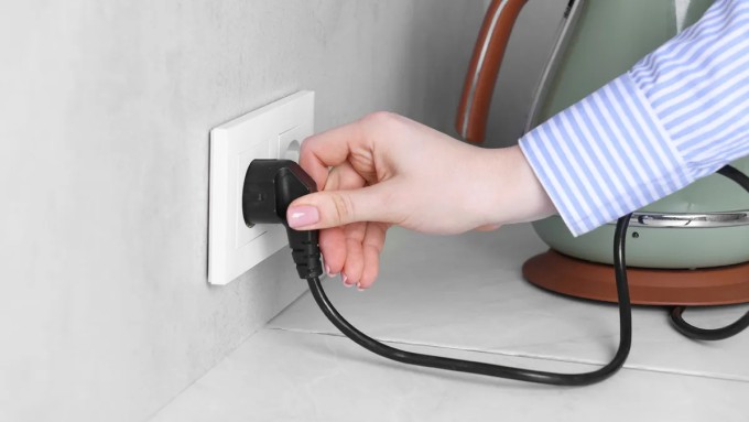 Dùng xong ấm siêu tốc có nên rút phích cắm không?