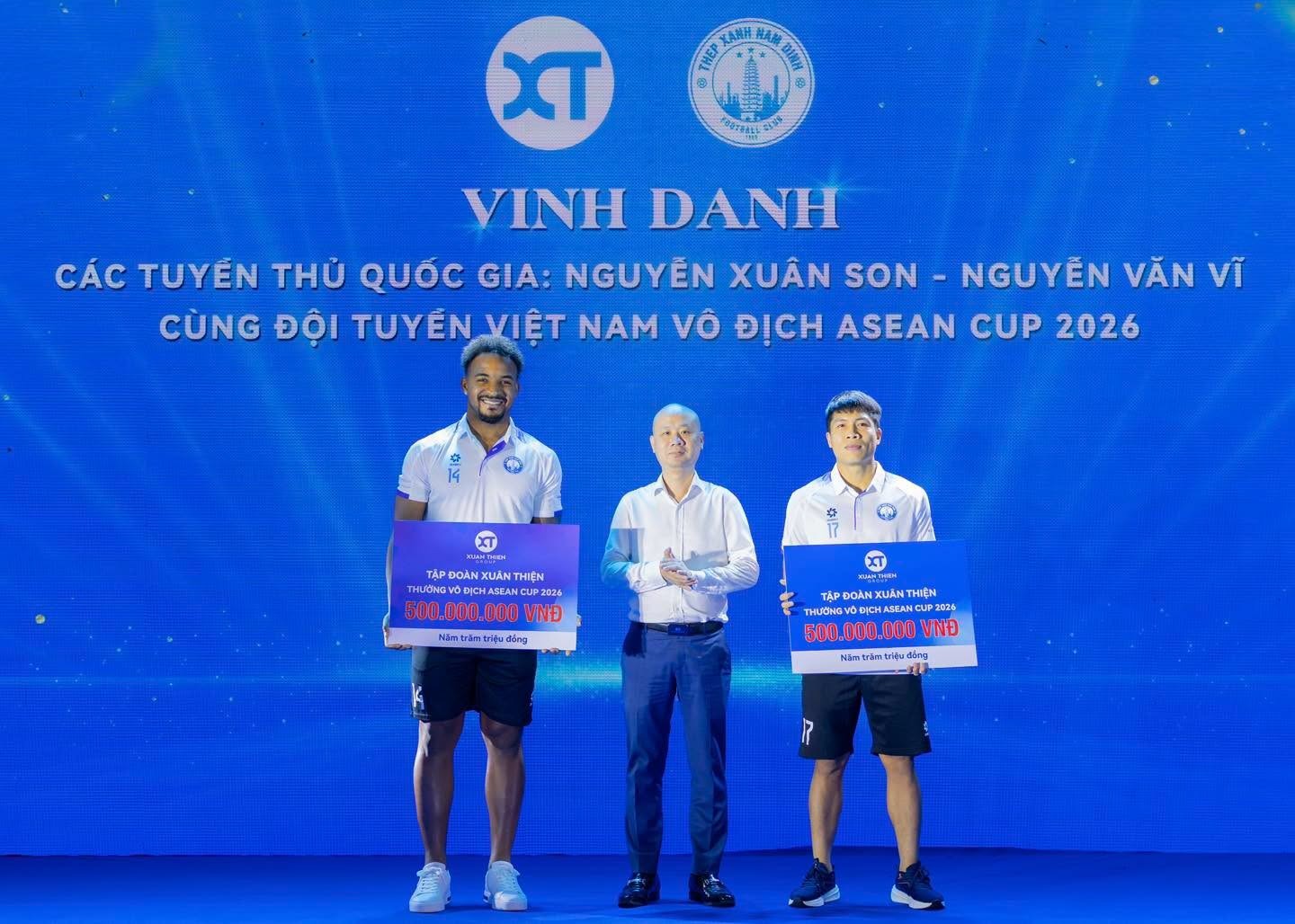 Tập đoàn Xuân Thiện trao thưởng cho Nguyễn Xuân Son và Nguyễn Văn Vĩ. Ảnh: CLB Thép Xanh Nam Định