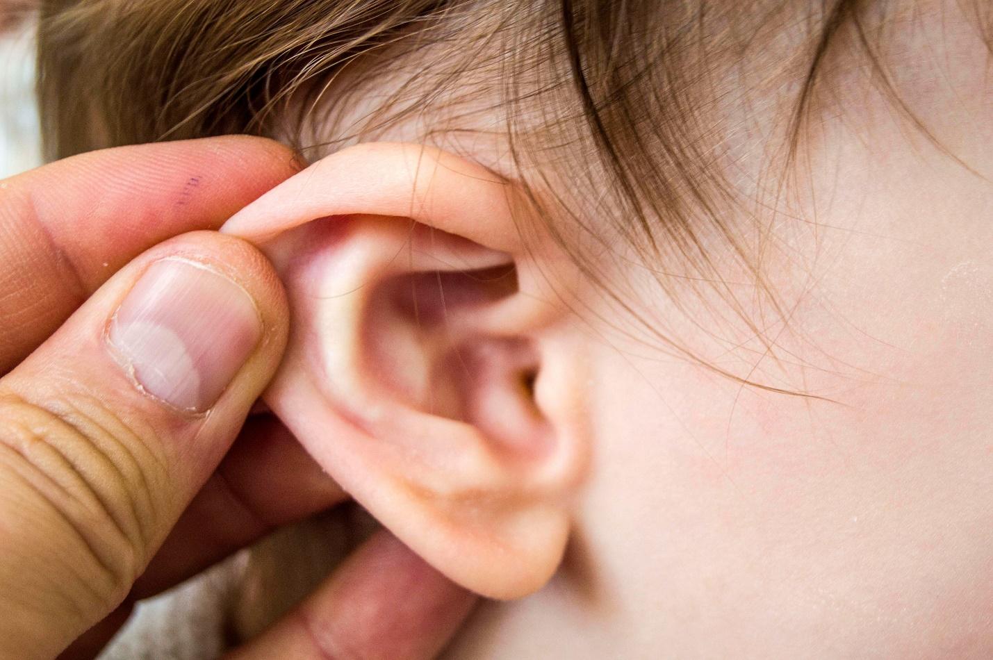 Khi thấy có những dấu hiệu gãi hoặc kéo tai, lắc đầu, quấy khóc bất thường thì không nên bỏ qua. Ảnh: Pexels