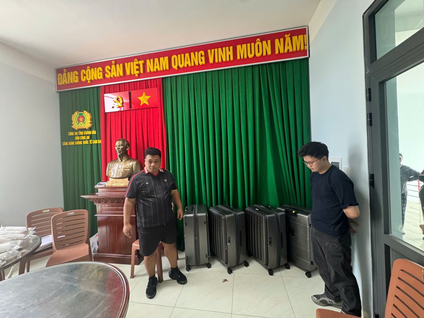 02 đối tượng cùng 04 vali chứa tôm hùm giống