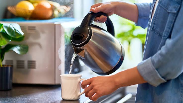 Dùng xong ấm siêu tốc có nên rút phích cắm không?
