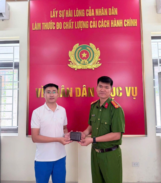 Công an xã Tam Đảo trao trả lại tài sản đánh rơi cho anh Trần Minh Đức