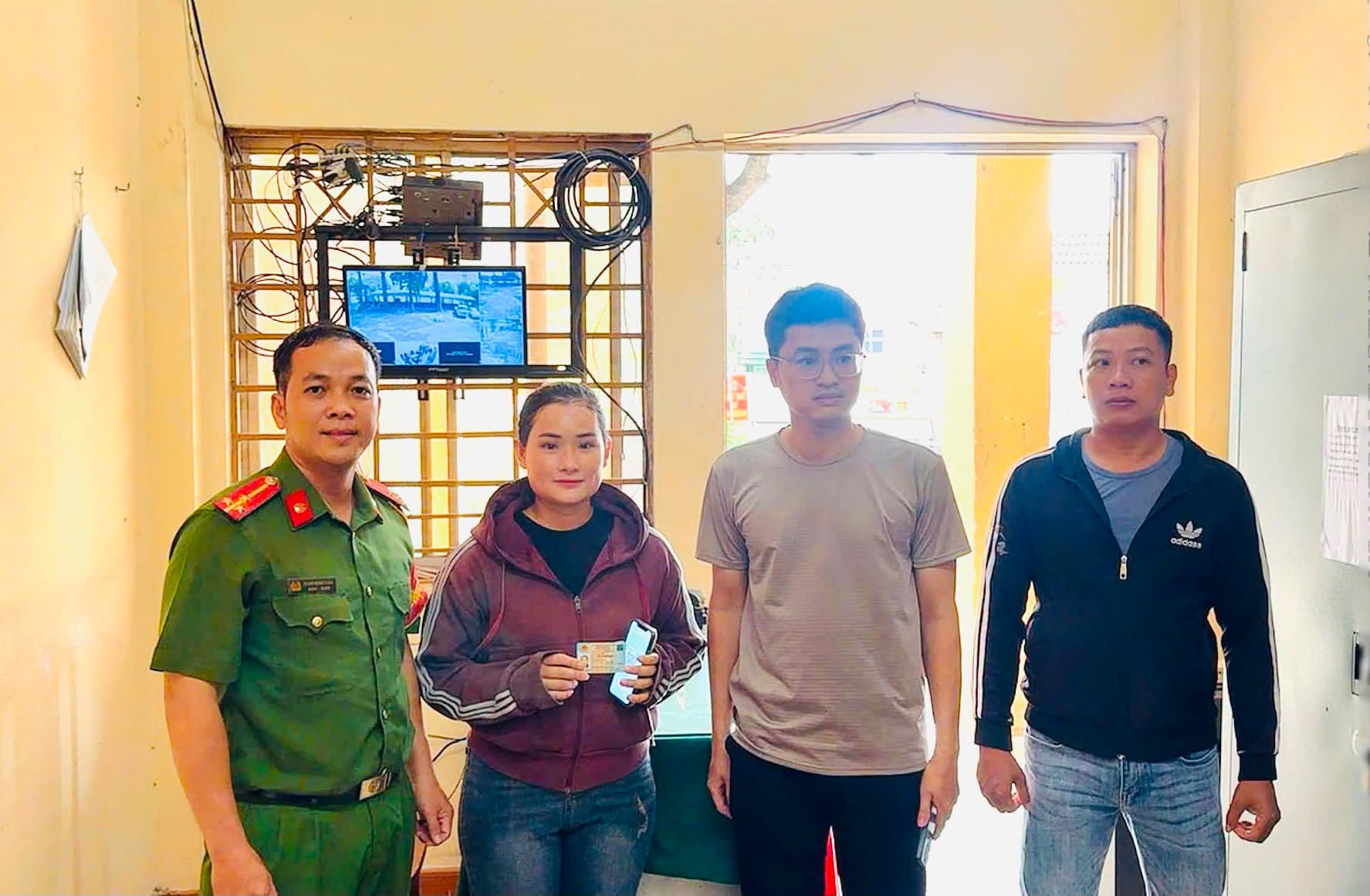 Công an phường Phú Lợi hỗ trợ người dân nhận lại tiền chuyển khoản nhầm. Ảnh: Công an TP.HCM