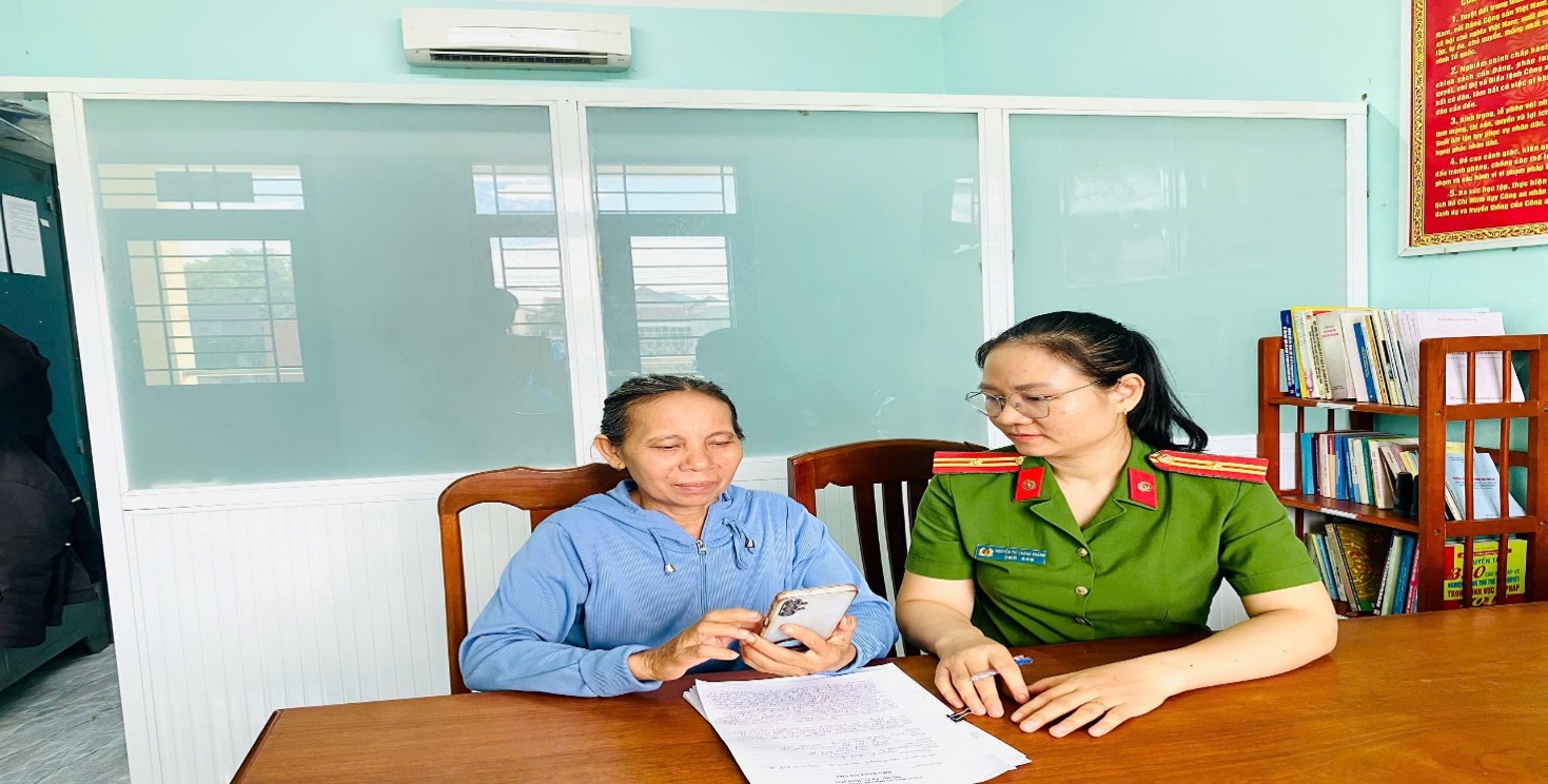 Công an xã hỗ trợ chị Nhung xác minh thông tin