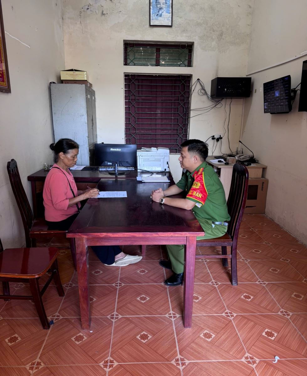 Bà Nguyễn Thị Vượng trình báo Công an xã Đồng Lương về việc con gái chuyển khoản nhầm tiền cho người lạ