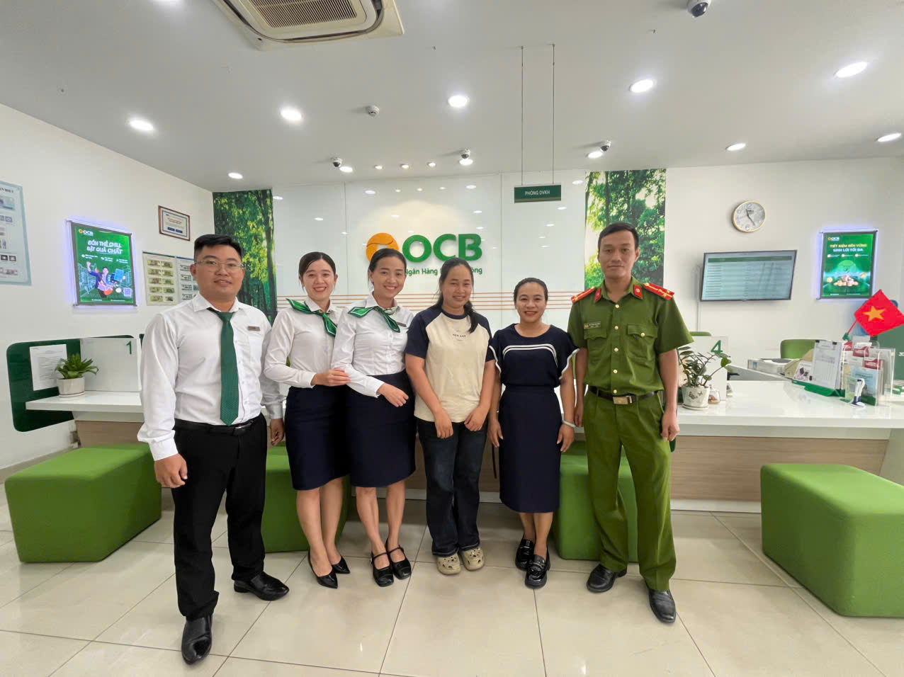 Cơ quan công an hỗ trợ người dân nhận lại tiền chuyển nhầm. Ảnh: Công an tỉnh Quảng Ngãi.