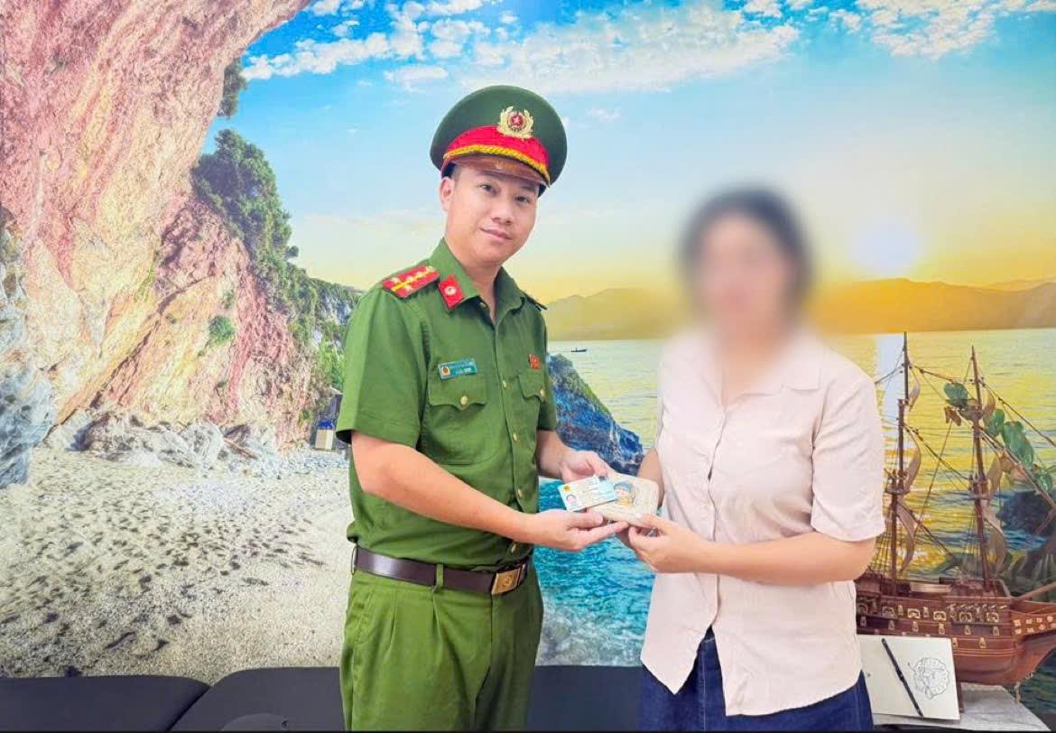 Đại úy Nguyễn Quốc Anh trao trả cho chị Ánh tài sản đánh rơi