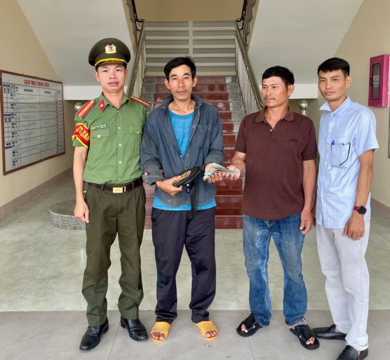 Công an xã Sơn tịnh trao trả lại tài sản cho người đánh rơi