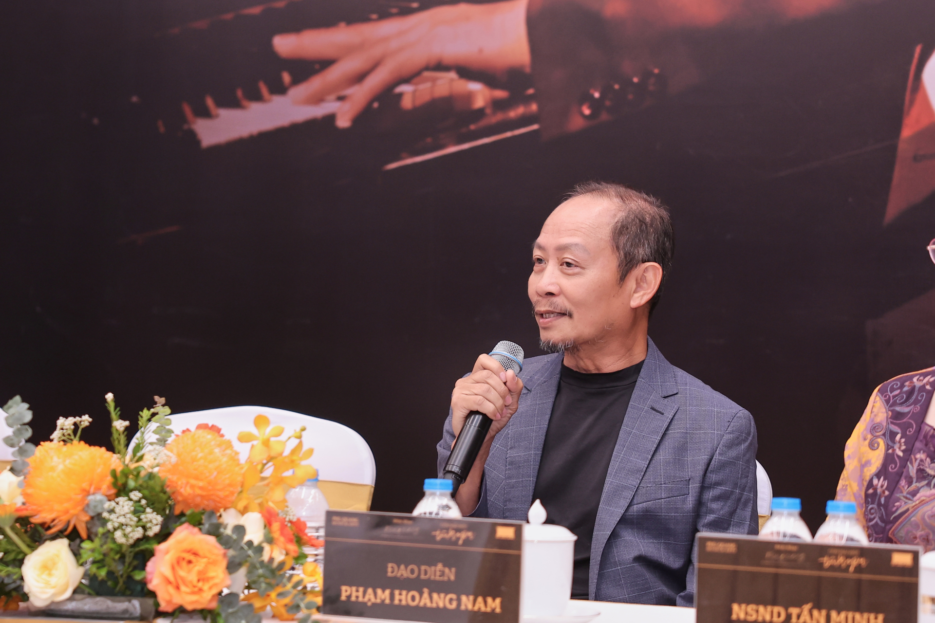Đạo diễn Phạm Hoàng Nam lựa chọn ý tưởng “Căn phòng ký ức” – nơi khán giả không chỉ nghe nhạc Phú Quang mà còn được dẫn dắt bước vào thế giới của ông, chạm tới những miền ký ức mà âm nhạc đã lưu giữ. Ảnh: Hoà Nguyễn