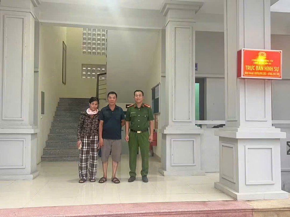 Công an xác Diên Hà hỗ trợ người dân nhận lại tiền chuyển khoản nhầm. Ảnh: Công an tỉnh Hưng Yên