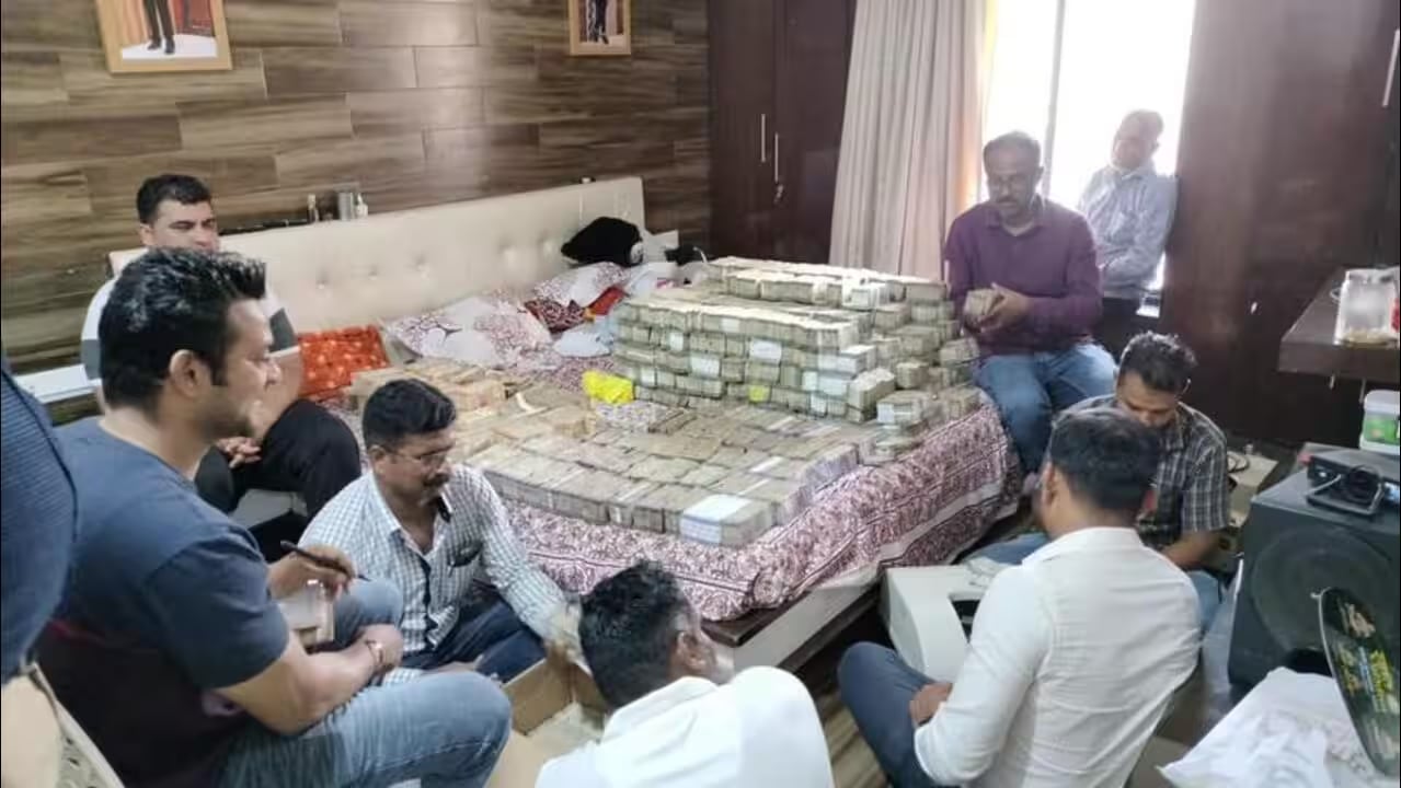Đột kích nhà “ông trùm” vụ lừa đảo 160 tỷ đồng, thu giữ 14 kg vàng, 294 kg bạc và hơn 46 tỷ đồng tiền mặt 