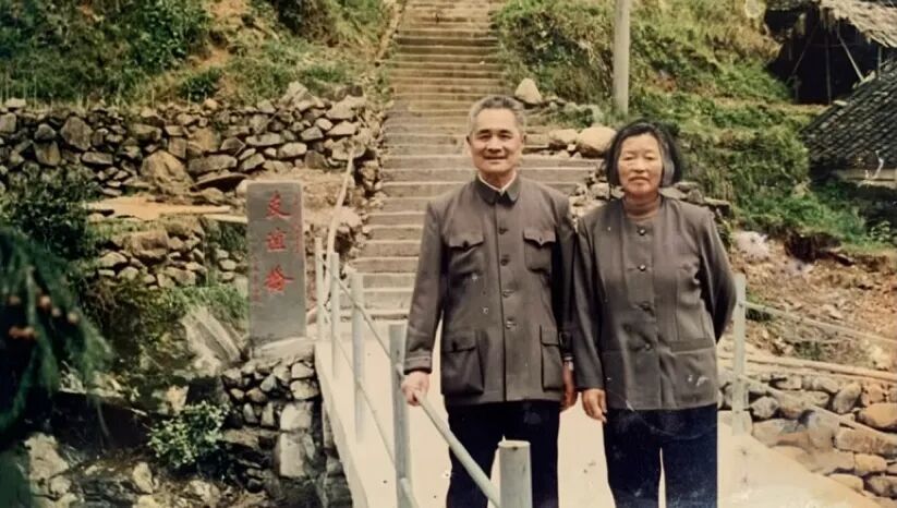 Ông Vương Xuân Văn và vợ chụp ảnh lưu niệm trước cây cầu Hữu nghị mà họ đã quyên tặng (ảnh tư liệu).