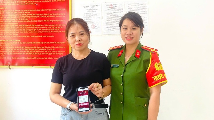 Công an xã Hướng Hiệp hỗ trợ người dân trao trả tiền chuyển khoản nhầm. Ảnh: Công an tỉnh Quảng Trị