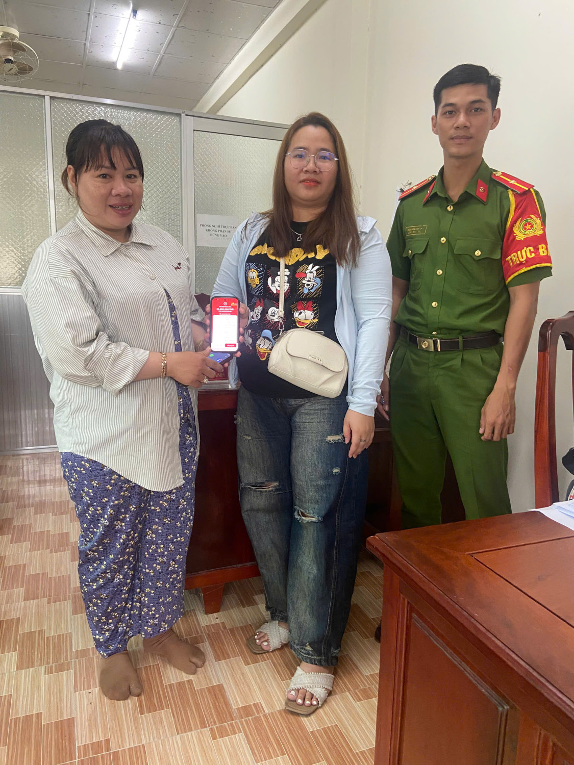 Công an hỗ trợ người dân trao trả lại tiền chuyển khoản nhầm. Ảnh: Công an TP Cần Thơ