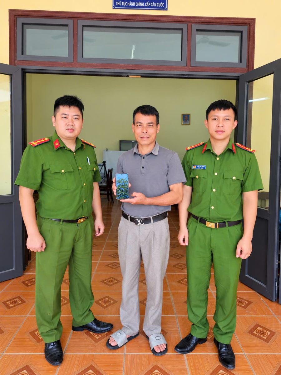 Công an xã Hương Cần hỗ trợ người dân nhận lại 20 triệu đồng chuyển nhầm