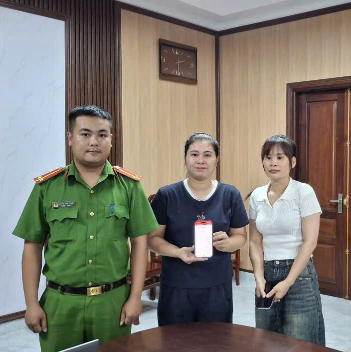 Công an xác Thanh Thủy hỗ trợ người dân trả lại tiền chuyển khoản nhầm. Ảnh: Công an tỉnh Phú Thọ