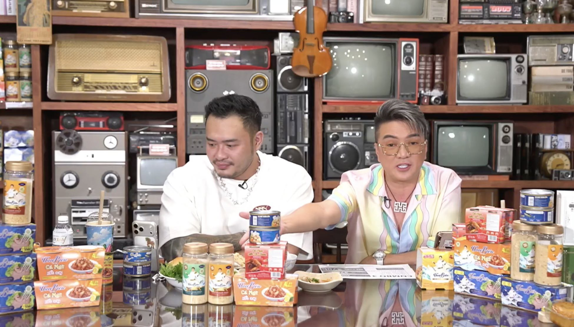 Đàm Vĩnh Hưng quảng bá sản phẩm từ Công ty TNHH Vua Biển trên livestream