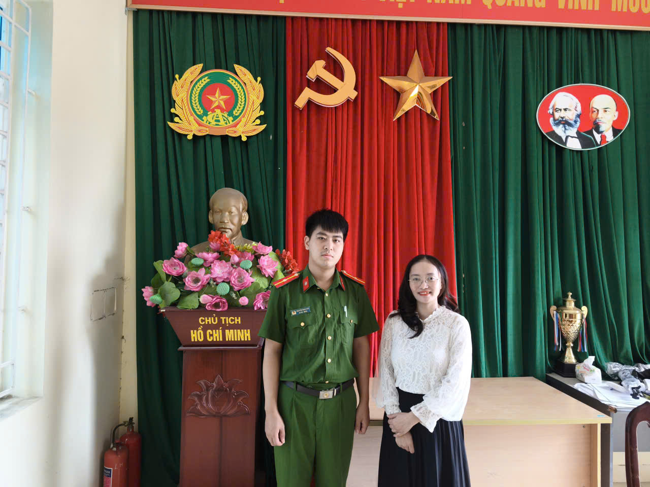 Chị Trần Thị Thủy trao trả chuyển lại số tiền chuyển nhầm tại Công an xã Long Hưng. Ảnh: Công an tỉnh Hưng Yên