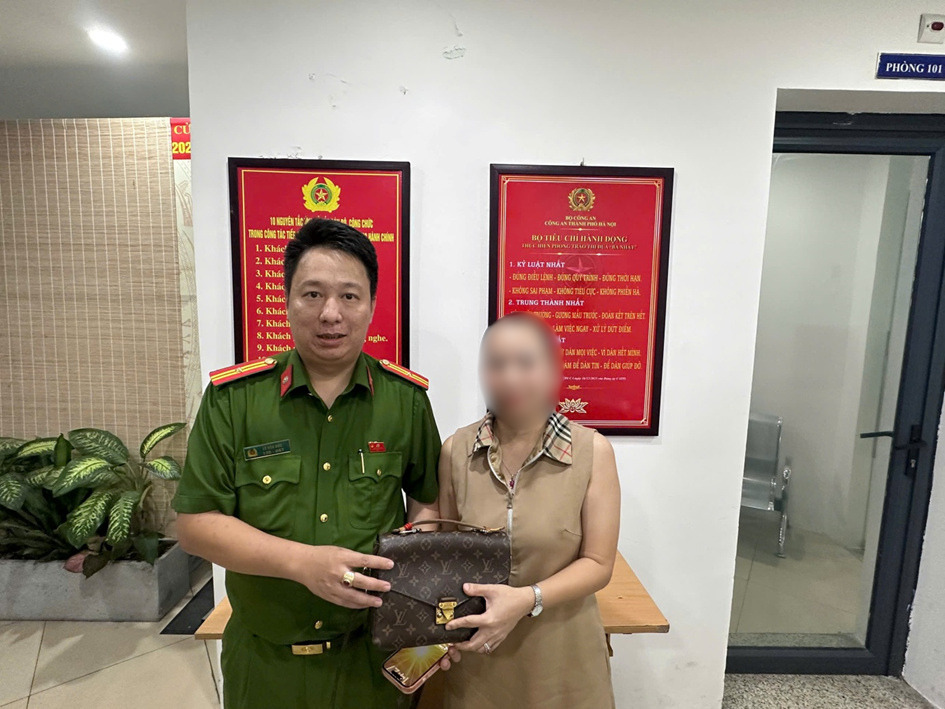 Công an phường Hoàn Kiếm trao trả tài sản thất lạc cho chị C.T.H.