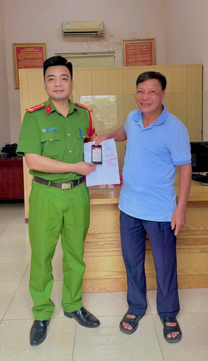 Công an trao trả đầy đủ tài sản cho ông Đào Văn Hải. Ảnh: Công an tỉnh Phú Thọ