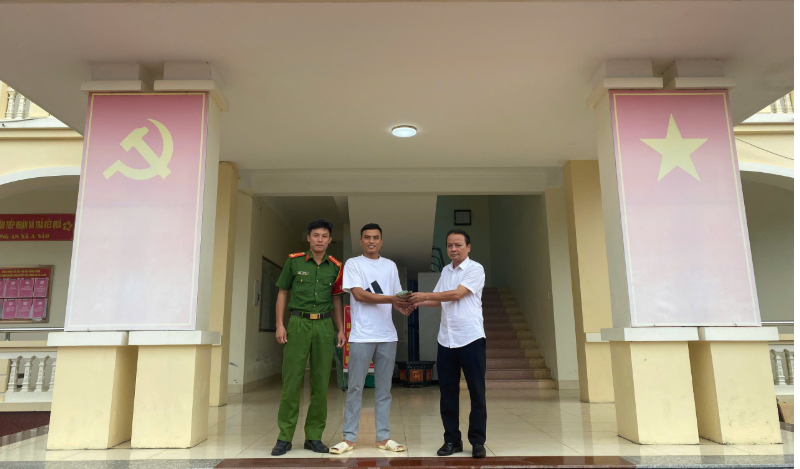 Công an xã trao trả lại tài sản cho công dân đánh rơi. Ảnh: Công an tỉnh Hưng Yên