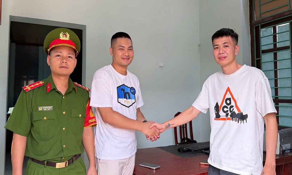 Anh Đào Văn Ngọc (bên phải, ngoài cùng) chuyển khoản trả cho người chuyển nhầm trước sự chứng kiến của Công an phường. Ảnh: Công an phường Nếnh
