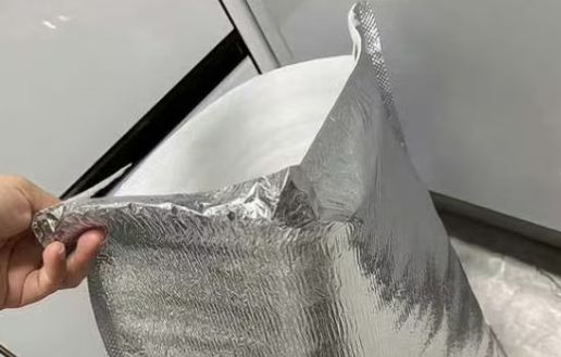 Nhiều người thường xuyên tái sử dụng túi giữ nhiệt màu xám. Ảnh: Pexels