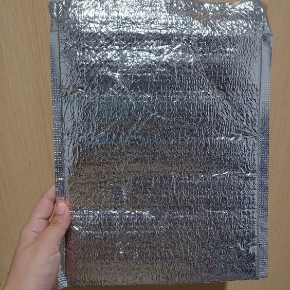 Các vị trí như mép túi, đường nối và khe ghép giữa các lớp vật liệu có thể trở thành nơi tập trung formaldehyde và các hợp chất hữu cơ dễ bay hơi.
