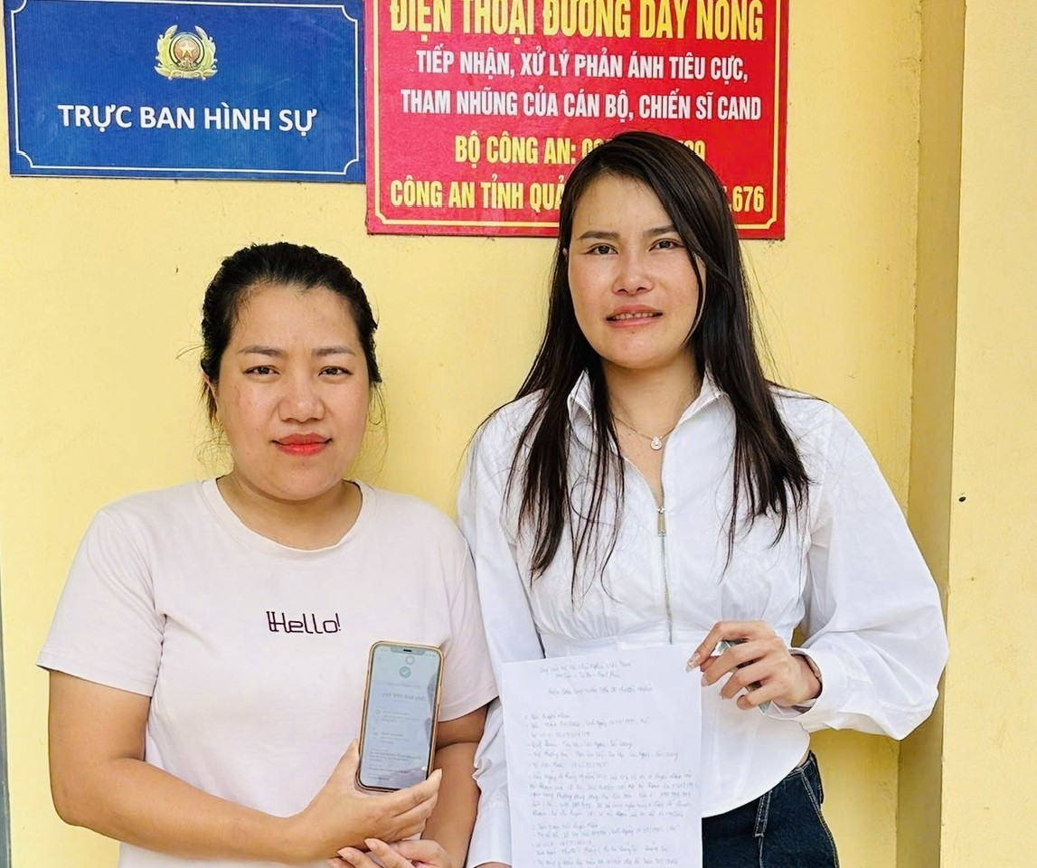 Hình ảnh Chị Huyền (áo ngắn tay) trả lại tài sản cho chủ sở hữu.