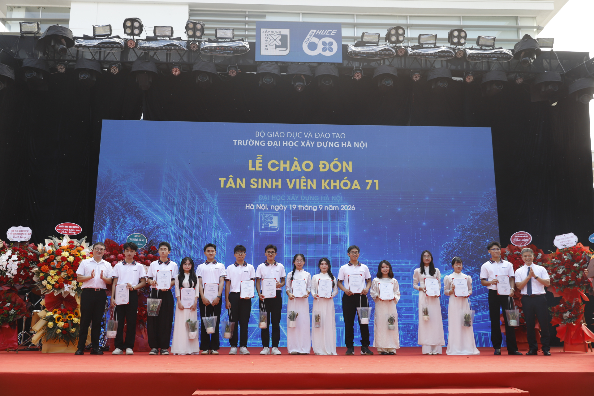 Trường ĐH 60 năm tuổi ở Hà Nội vừa trao loạt học bổng danh giá, sinh viên xuất sắc nhất nhận 20 triệu đồng