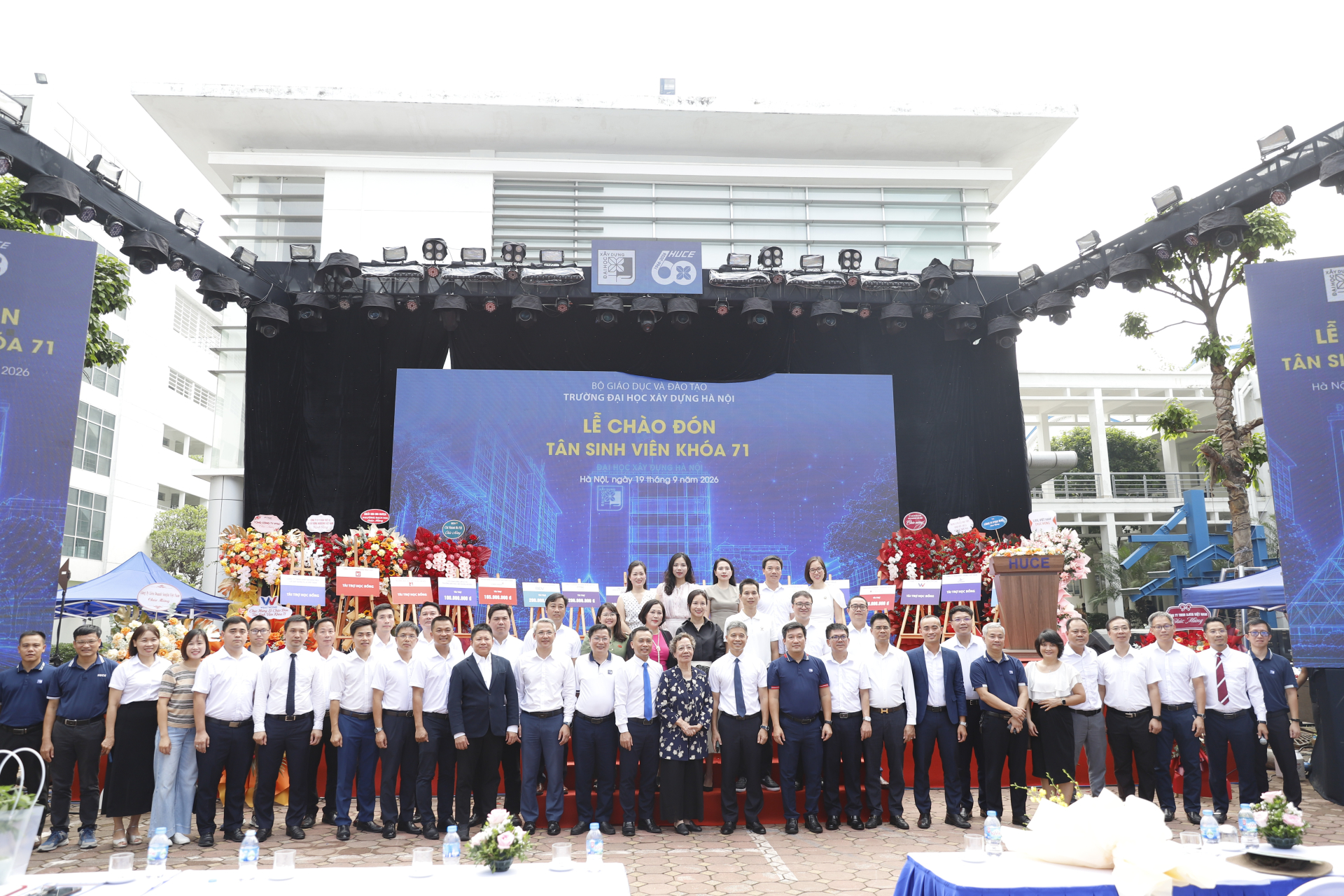 Trường ĐH 60 năm tuổi ở Hà Nội vừa trao loạt học bổng danh giá, sinh viên xuất sắc nhất nhận 20 triệu đồng