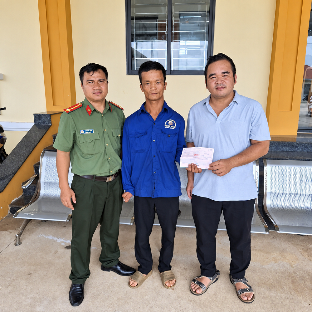 Anh Vũ Văn Trường làm việc với Công an xã, trao trả số tiền do anh K’Sam chuyển nhầm