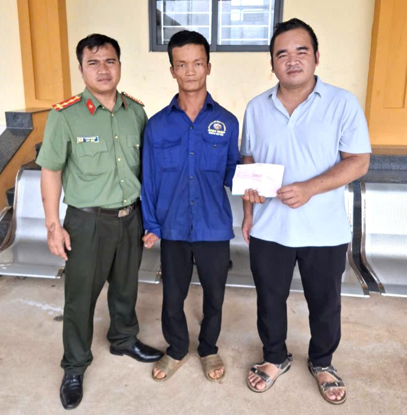 Công an xã Tuy Đức hỗ trợ các bên hoàn tất việc trao trả 250 triệu đồng chuyển khoản nhầm, bảo đảm quyền và lợi ích chính đáng của công dân