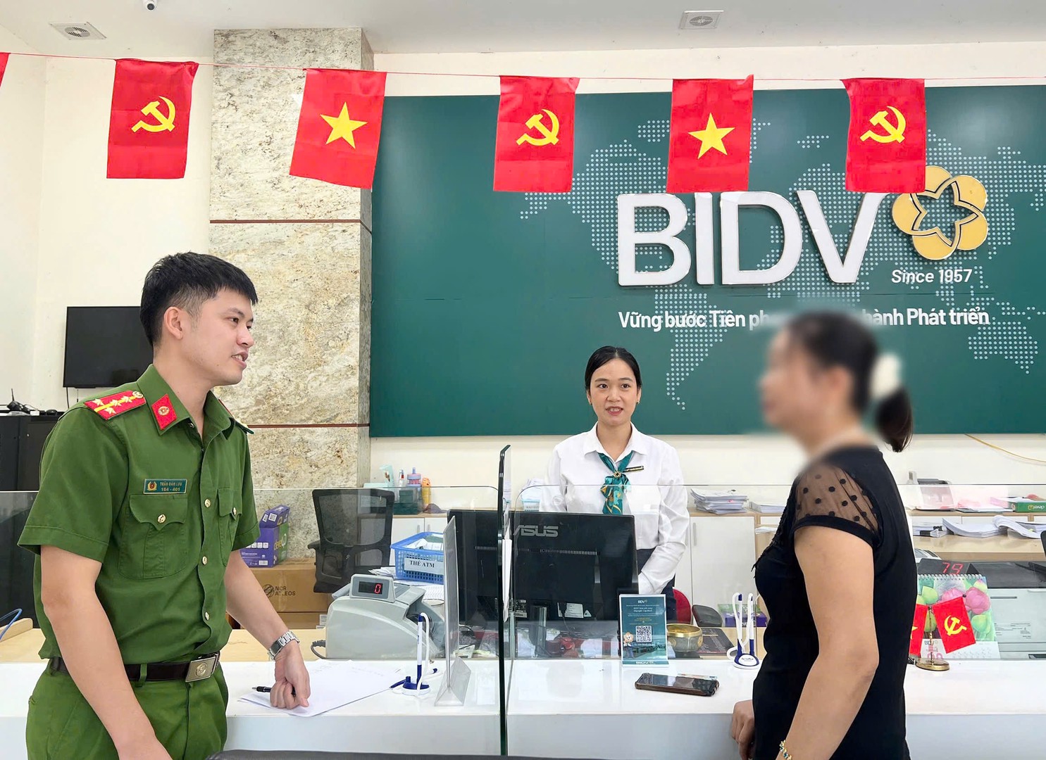 Công an xã Vị Xuyên tuyên truyền, giải thích các thủ đoạn lừa đảo cho chị L.T.H.H. Ảnh: Bộ Công an