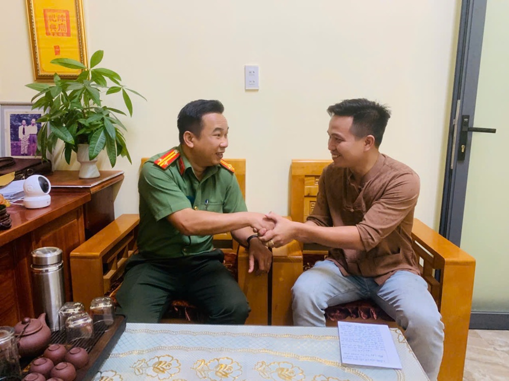 Đồng chí Trung tá Dương Hiển Lê Hoàng – Phó trưởng Công an xã, đại diện Công an xã Ka Đô nhận thư cảm ơn của anh Nguyễn Quang Trung. Ảnh: Công an tỉnh Lâm Đồng.