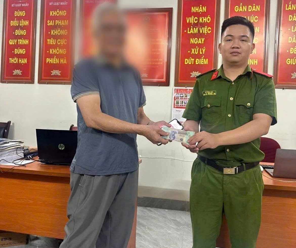 Công an xã Vĩnh Thanh trao trả lại tài sản cho Ông L.T.T.