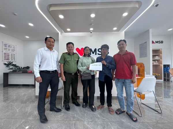 Phòng An ninh kinh tế Công an tỉnh Cà Mau phối hợp với các đơn vịcó liên quan hỗ trợ Công ty Minh Tâm nhận lại số tiền chuyển khoản nhầm.