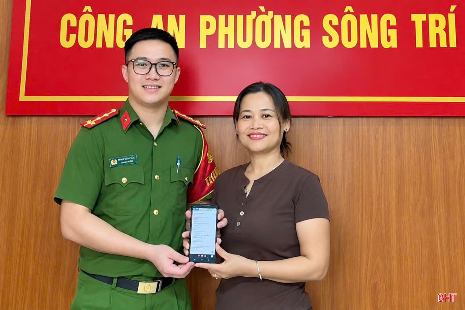 Chị Kiều Thị Thu Hiền chuyển trả lại số tiền người khác chuyển nhầm vào tài khoản. Ảnh: Báo Hà Tĩnh