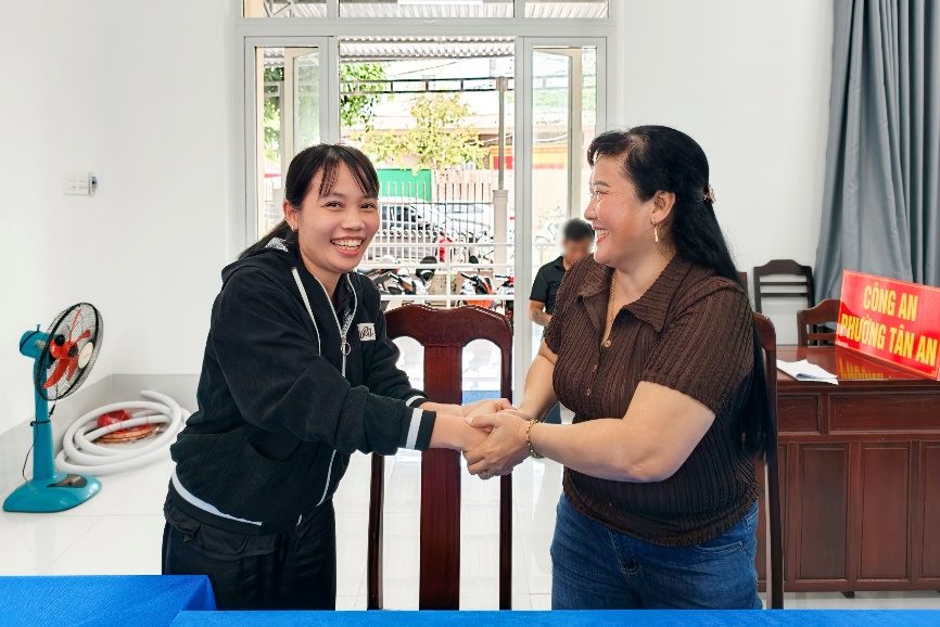 Người nhận được số tiền chuyển khoản nhầm đã hỗ trợ chị Thùy (bìa phải) nhận lại đầy đủ số tiền dù phải tạm ngưng công việc của mình
