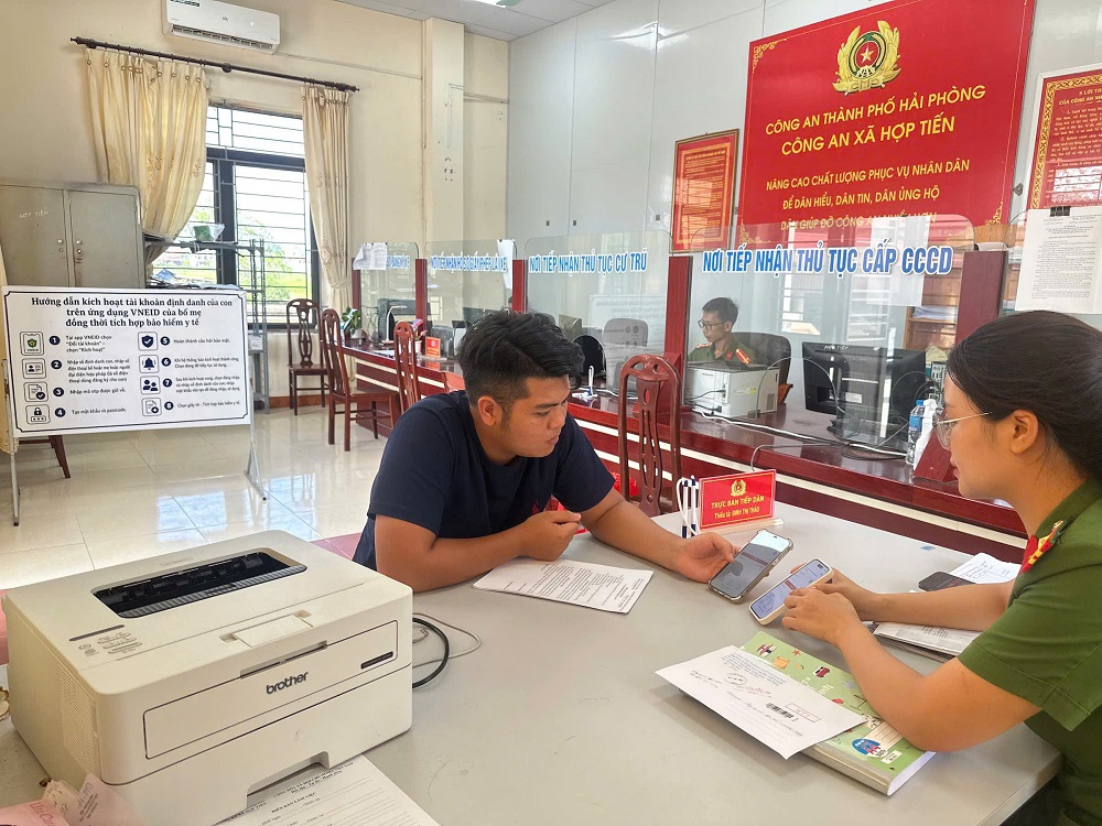 Người dân đến Công an xã Hợp Tiến để làm thủ tục cấp tài khoản định danh điện tử.