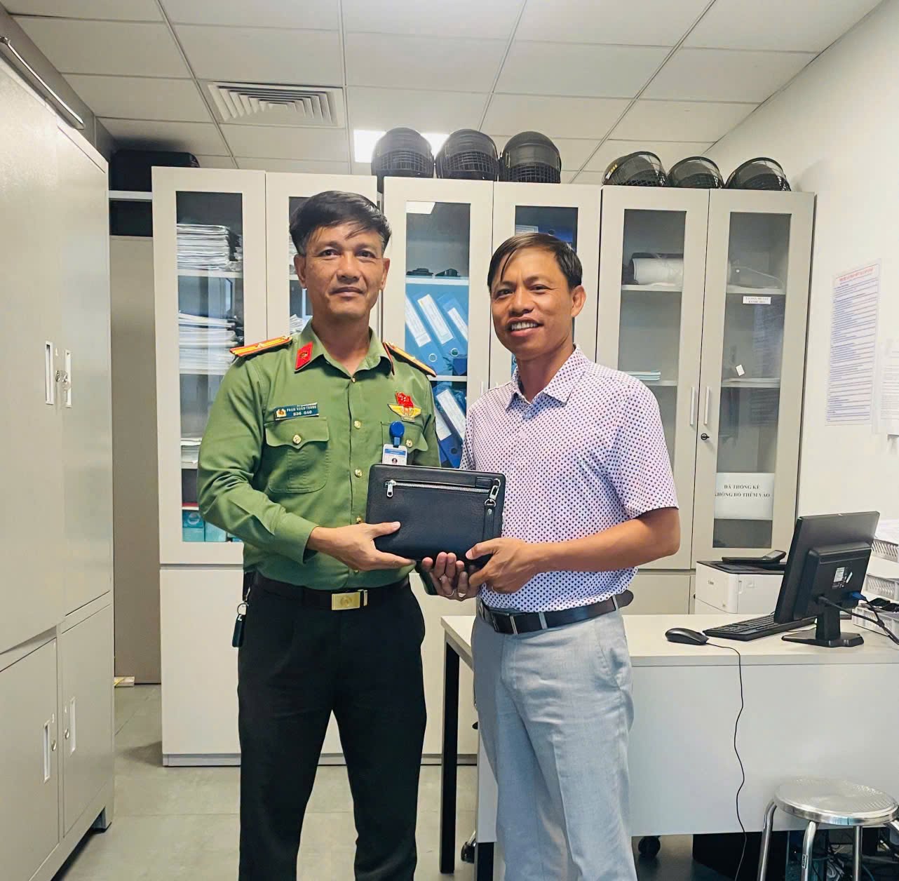 Lực lượng An ninh xác minh chiếc ví đen chứa 19.000.000 đồng cùng thẻ ngân hàng, giấy tờ tại sảnh ga đến quốc nội sân bay Phú Bài