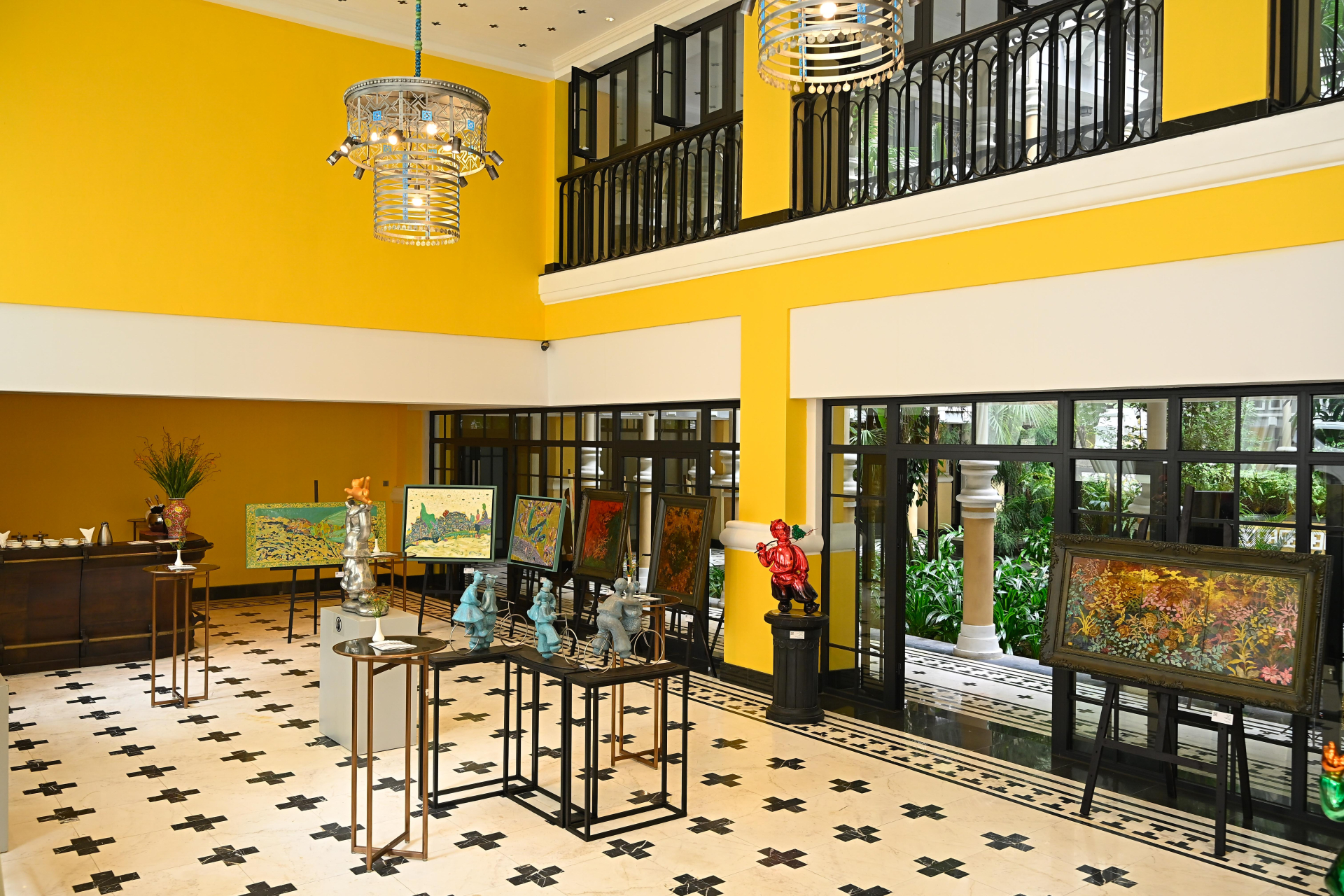 Các tác phẩm hội họa và điêu khắc được trưng bày hài hòa trong không gian giàu tính nghệ thuật của Hotel de la Coupole Sapa – MGallery Collection.