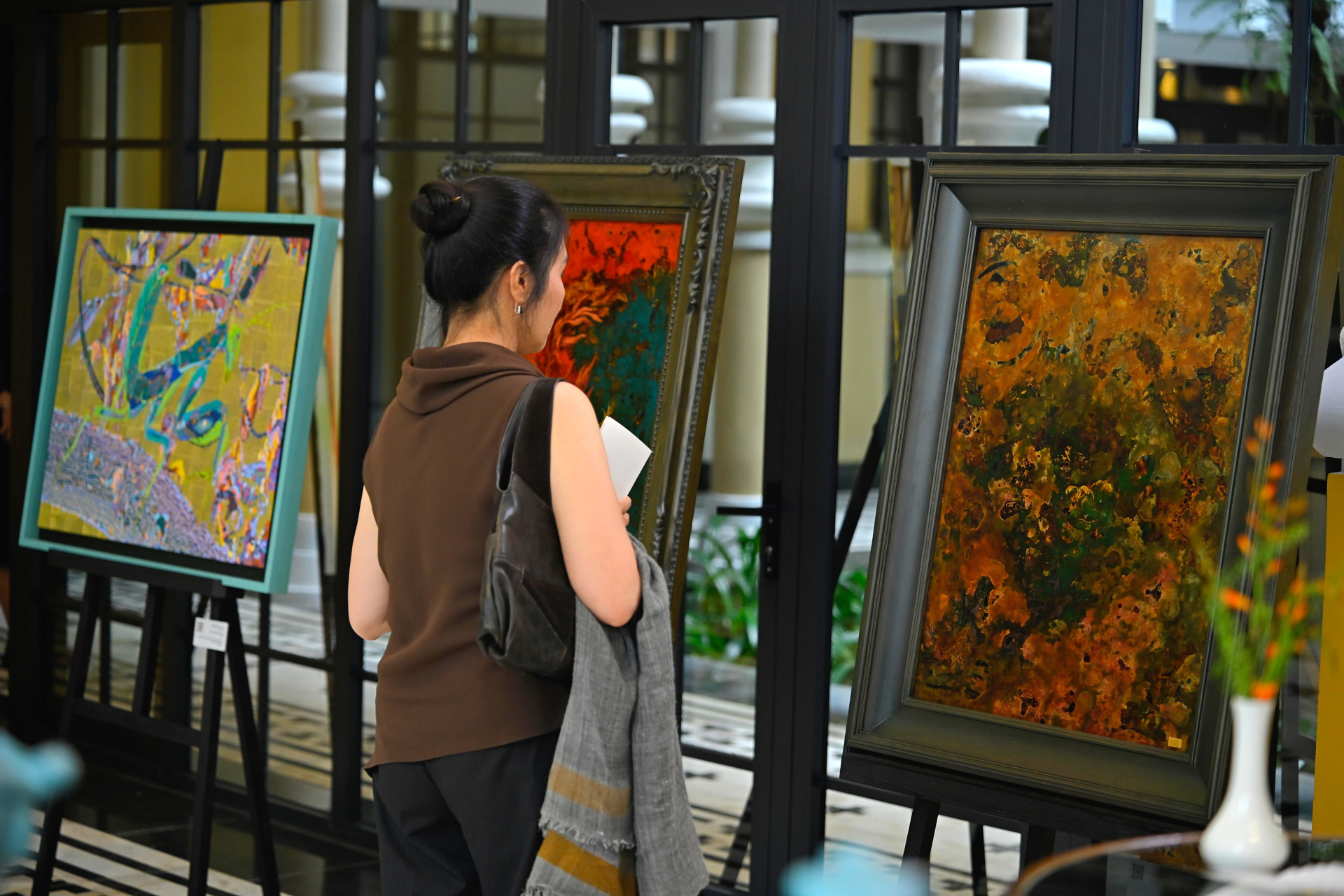 Du khách thưởng lãm các tác phẩm trong triển lãm “Trên núi, dưới đồi” tại Hotel de la Coupole Sapa – MGallery Collection.