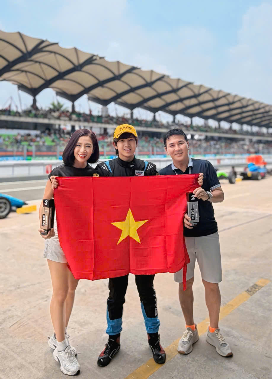 Hoa khôi Thu Hương và doanh nhân Hoài Nam luôn ở bên cổ vũ mỗi lần con đi thi đấu