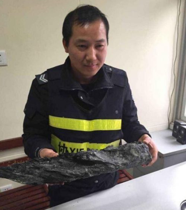 Khoan sâu 35,8m phát hiện khúc gỗ “đen sì” dài gần 2m: Cả công trường dừng thi công khẩn cấp