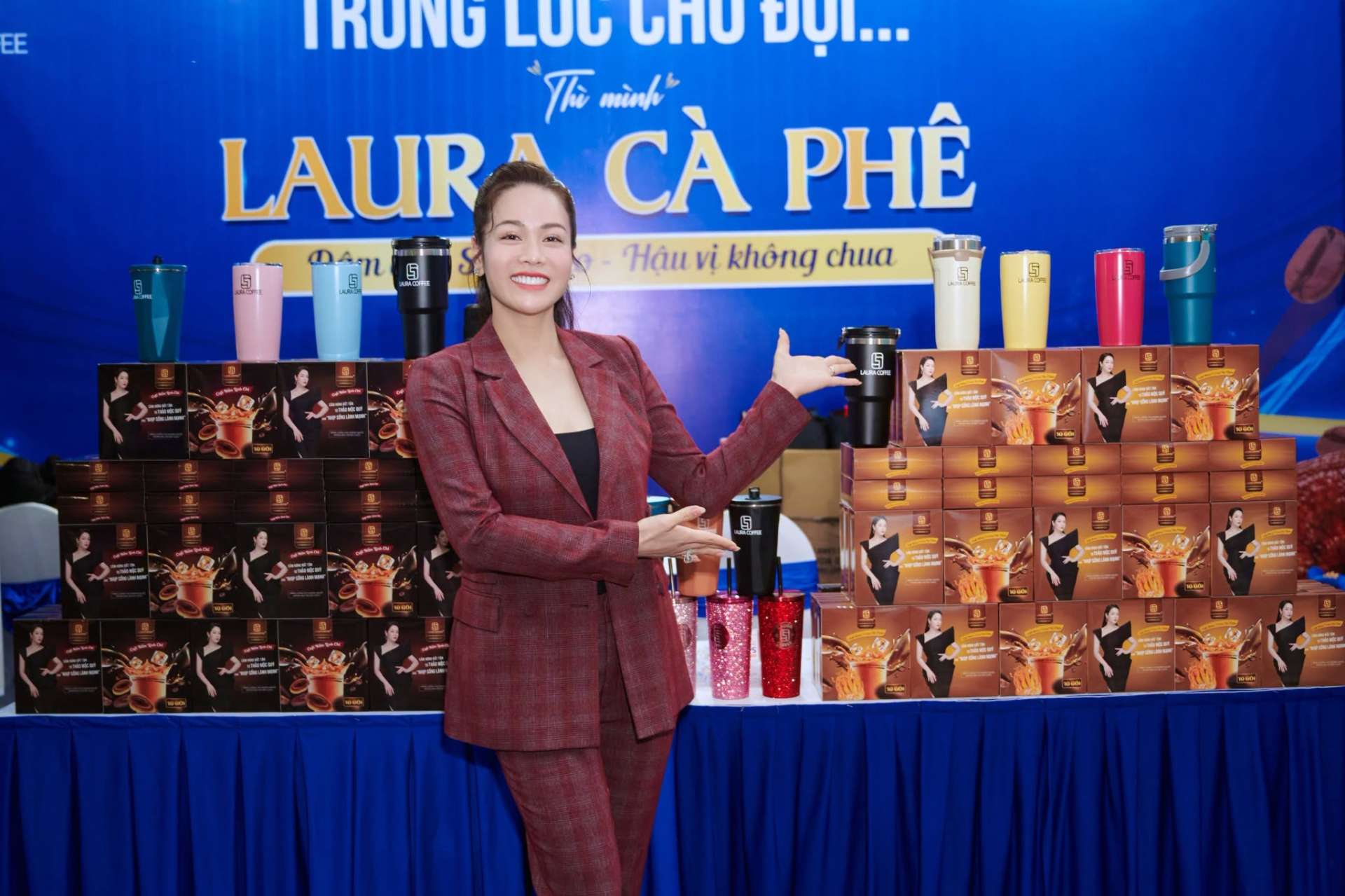 Nữ nghệ sĩ còn là chủ của một thương hiệu cà phê. Ảnh: FBNV
