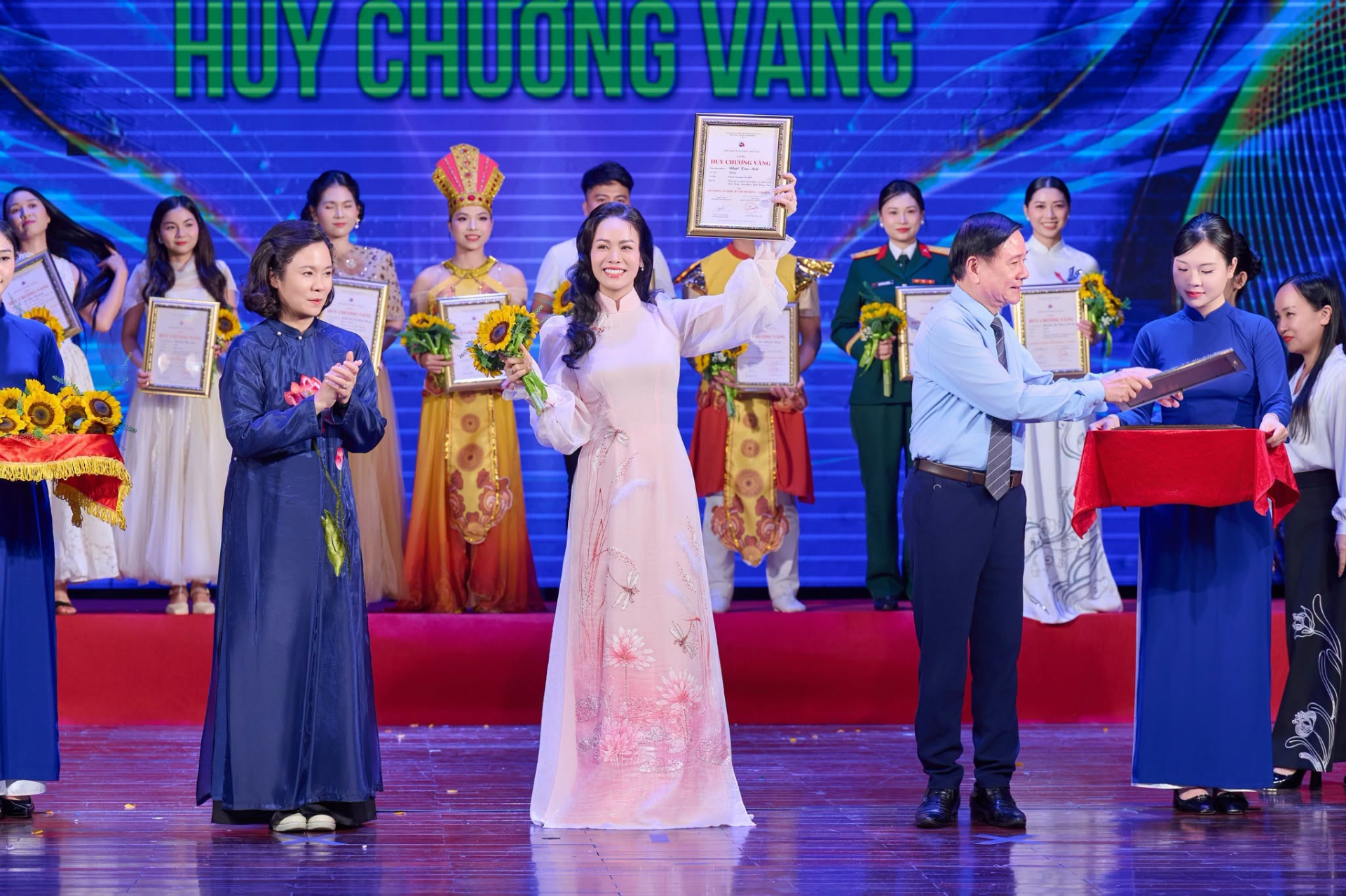 Nhật Kim Anh Huy giành huy chương Vàng với vai Thắm trong Cuốn truyện bị đốt. Ảnh: FBNV
