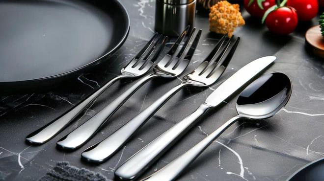 Dụng cụ ăn uống inox được nhiều gia đình tin dùng. Ảnh: Pexels.