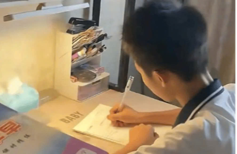 Tiểu Trương nhận giấy báo trúng tuyển trường Đại học Thanh Hoa dù kết quả thi kém. Ảnh minh hoạ