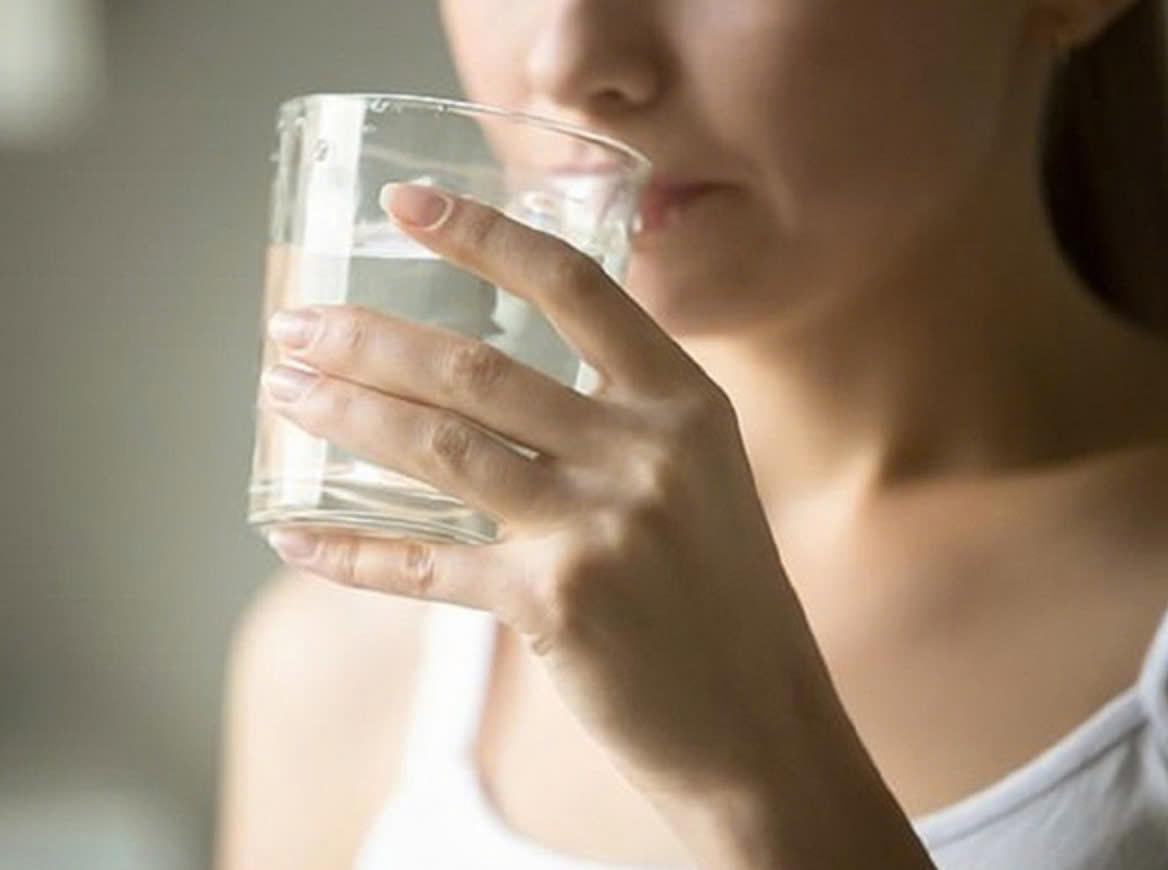 Khi bạn uống không đủ nước, quá trình lọc và đào thải chất độc của thận bị gián đoạn (Ảnh minh hoạ).